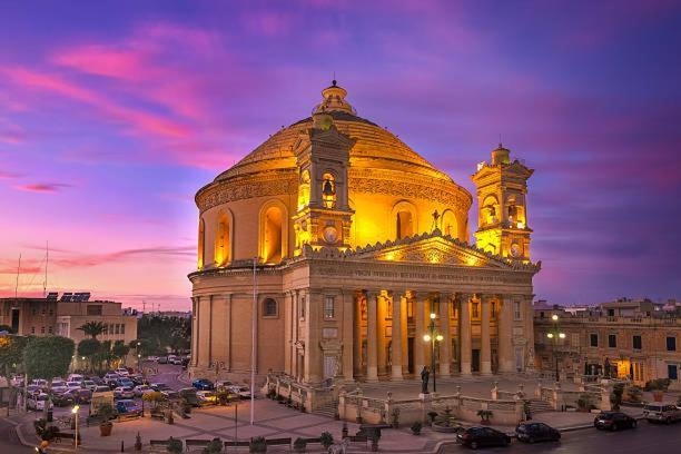 Large And Modern Apartment In The Centre Of Malta Моста Экстерьер фото